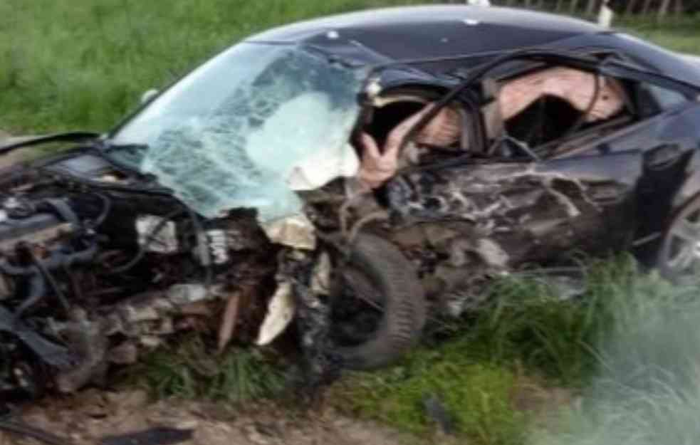 KOLA ZGUŽVANA KAO KONZERVA: Vozač preživeo jer je auto 