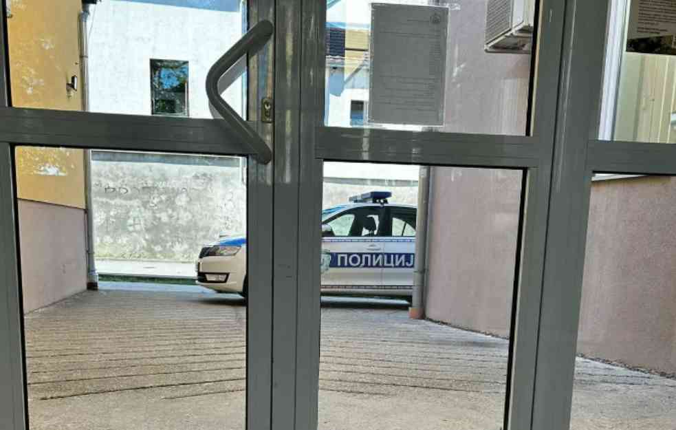 HAOS U SREMSKIM KARLOVCIMA, MUŠKARAC SA NOŽEM UPAO U AMBULANTU: Uplašeni pacijenti pobegli, reagovala policija