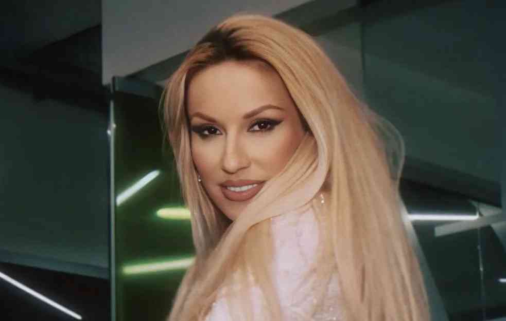 Rada Manojlović najavila novu pesmu „Maloletna uskoro“ (VIDEO)