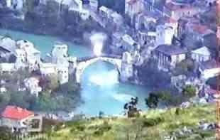 Pojavio se <span style='color:red;'><b>novi snimak</b></span> granatiranja Starog mosta u Mostaru: Hrvatski vojnici se raduju (VIDEO)