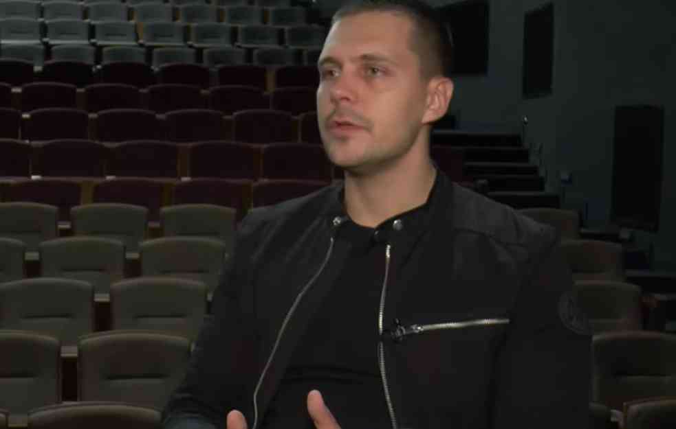 BIKOVIĆ GO DO POJASA : Ovakvo izdanje se ne viđa svakog dana, pokazao nešto posebno na telu (FOTO)