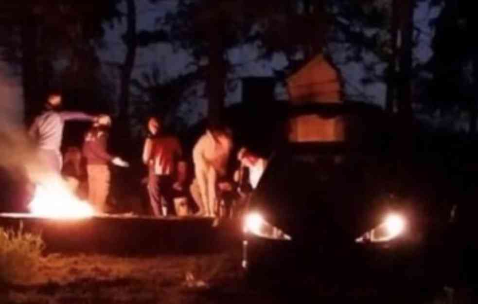 FOTOGRAFIJA KOJA JE NASTALA NEKOLIKO MINUTA PRE MASAKRA U MLADENOVCU: Omladina zapalila vatru, pokosio ih rafal monstruma! 