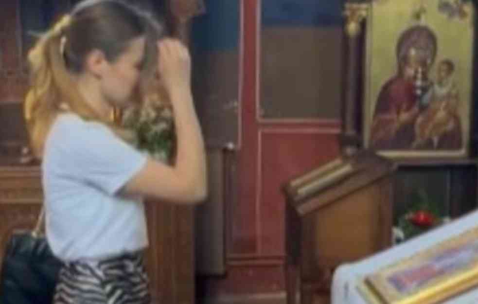 DA LI SE PRAVILNO KRSTITE PRED IKONOM U CRKVI: Veroučiteljica pokazala kako pravoslavci trebaju to da rade (VIDEO)
