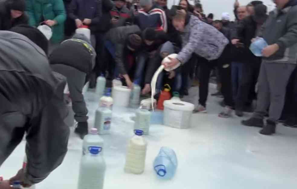 NARODNI BUNT! USTALI POLJOPRIVREDNICI ŠIROM SRBIJE: Mlekari prete da će prosuti 2,5 tone mleka! Ibarska magistrala blokirana skoro 24 sata