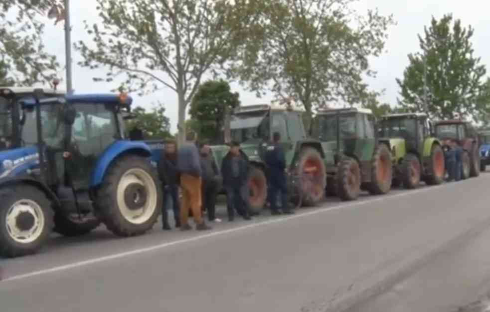 DRAMA! POLJOPRIVREDNICI KOD KRALJEVA BLOKIRALI IBARSKU MAGISTRALU: Poslali su ljude da nas ubede da se vratimo kući (FOTO)