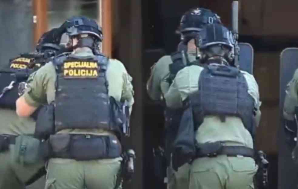 OSMAK POSLAO DRUGOVIMA SLIKU METKA! Policija ZATVORILA školu, roditeljima se ODSEKLE NOGE!