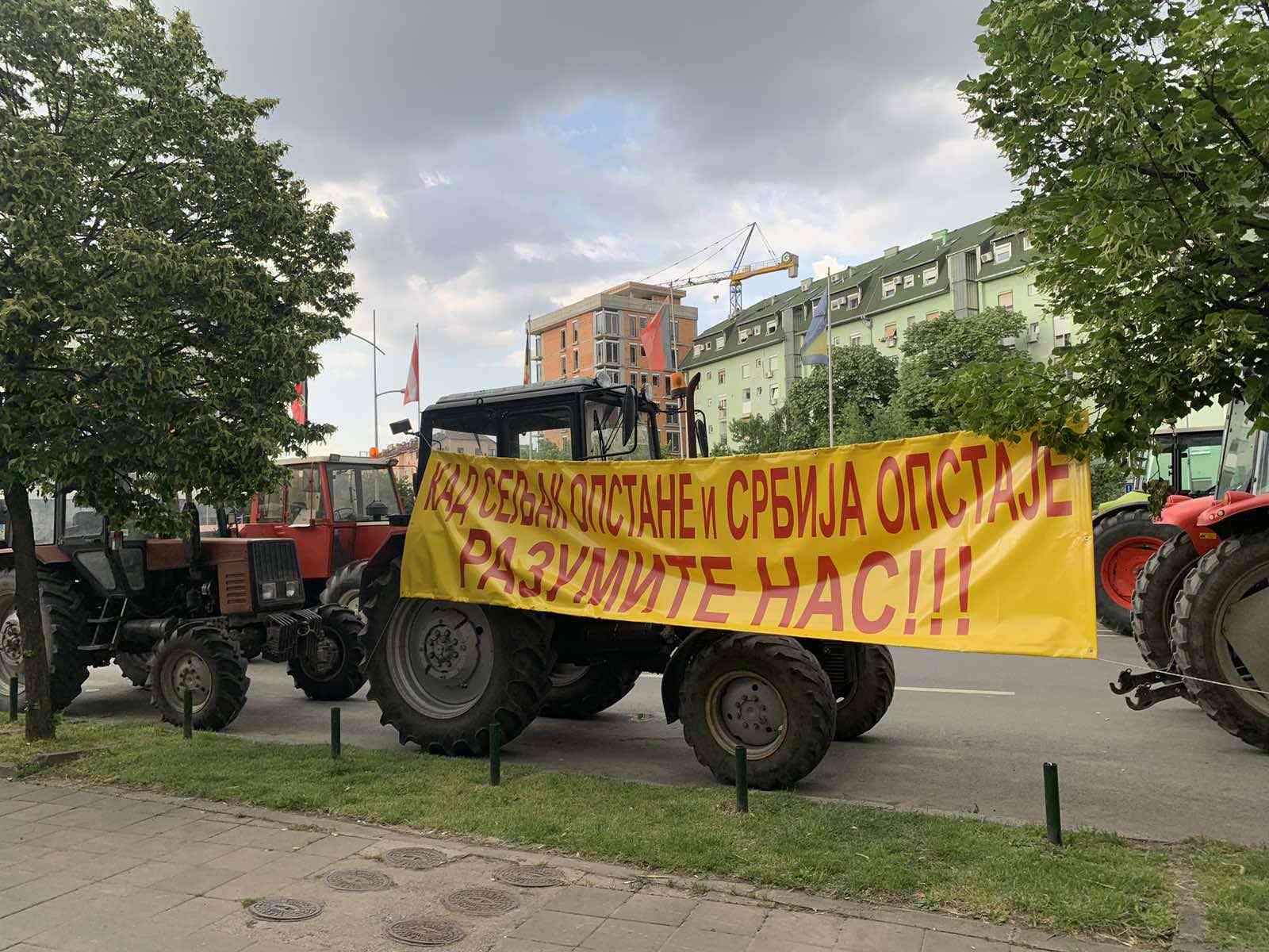 PREVARENI SMO, POJAČAĆEMO BARIKADE: Poljoprivrednici ljuti nakon sastanka u VLADI - Kupuju vreme!