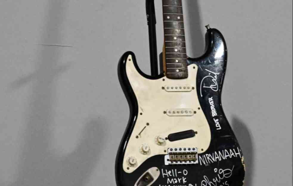 PRODATA NA AUKCIJI: Gitara koju je Kobejn razbio prodata za gotovo 600.000 dolara