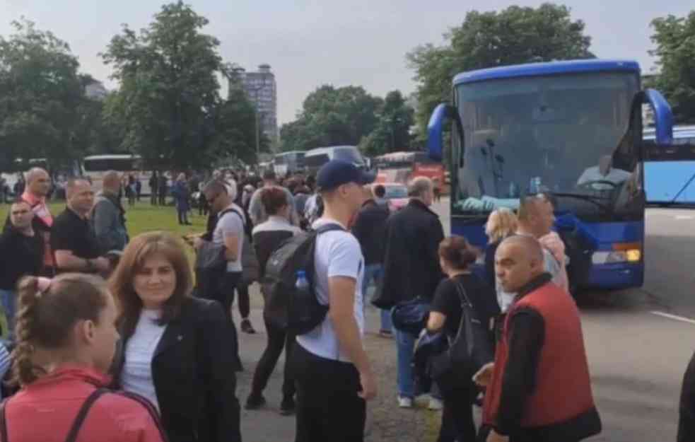 SRBI sa Kosova i Metohije koji su krenuli na miting “Srbija nade” počeli da pristižu u Beograd (VIDEO)