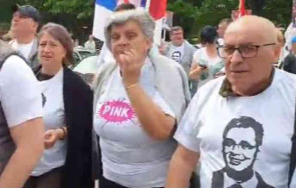 NIŠKI FUNKCIONERI SNS KRENULI NA MITING: Dobro pogledajte kakve MAJICE nose (FOTO)