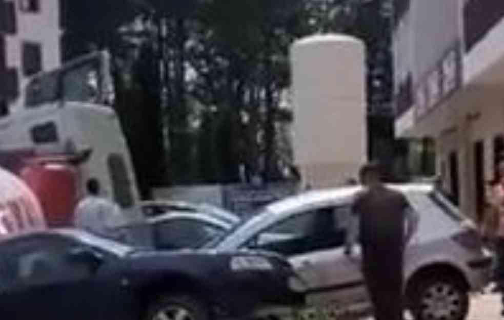 SNIMAK KAKAV SE NE VIĐA SA ZLATIBORA: Mešalica s cementom uništila parkirana vozila (VIDEO)