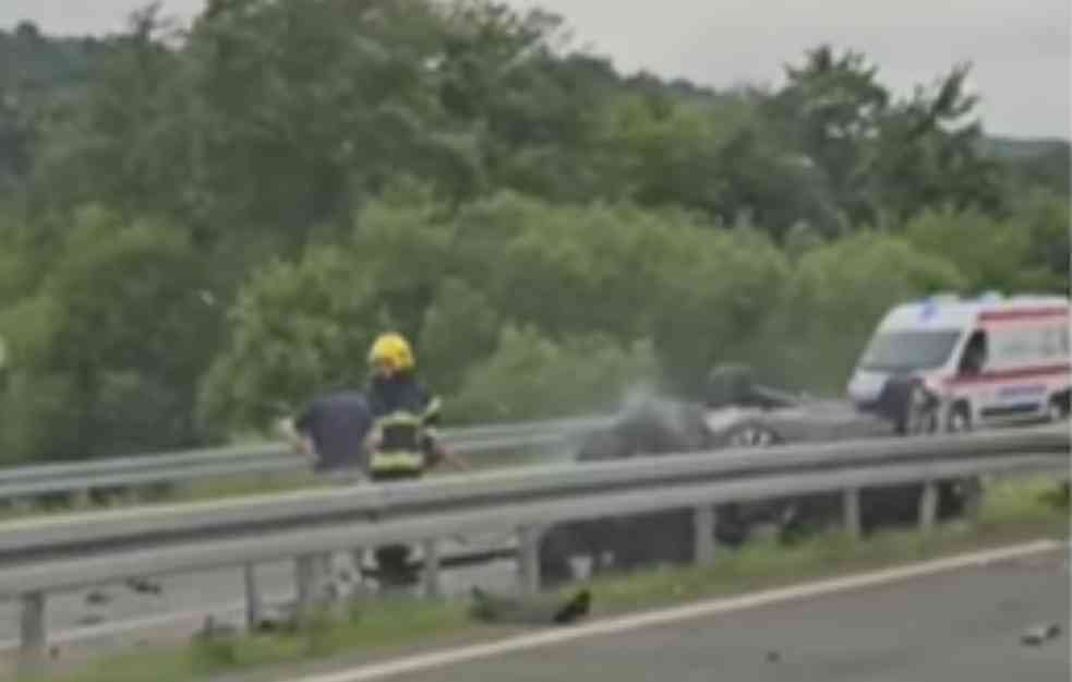 PROBIO BANKINU PA SE PREVRNUO NA KROV, OKO NJEGA SVE SE PUŠI: Saobraćajna nesreća na auto-putu Miloš Veliki kod Ljiga (VIDEO)