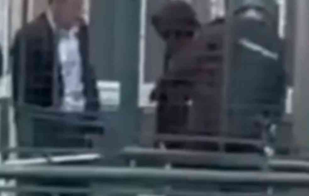 SNIMAK HAPŠENJA DEČAKA UBICE NA VRAČARU: Pogledajte trenutak kad mu policija stavlja lisice! (VIDEO)