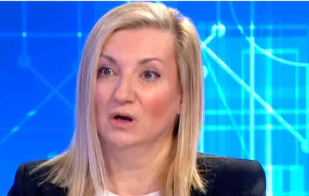 OGLASILA SE SMENJENA DIREKTORKA 