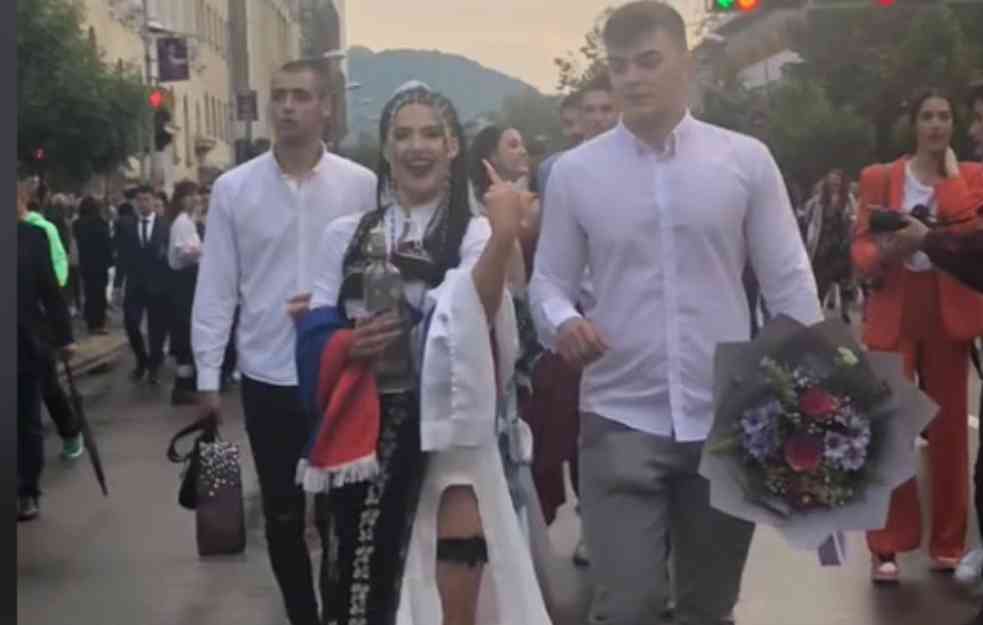 MATURANTKINJA IZ BANJA LUKE U NARODNOJ NOŠNJI I ŠTIKLAMA! Ogrnula i trobojku, a ljudi podeljeni - Da li vam se sviđa?