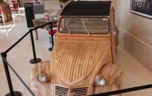 Drveni <span style='color:red;'><b>Citroen</b></span> 2CV prodat za 210.000 evra (VIDEO)