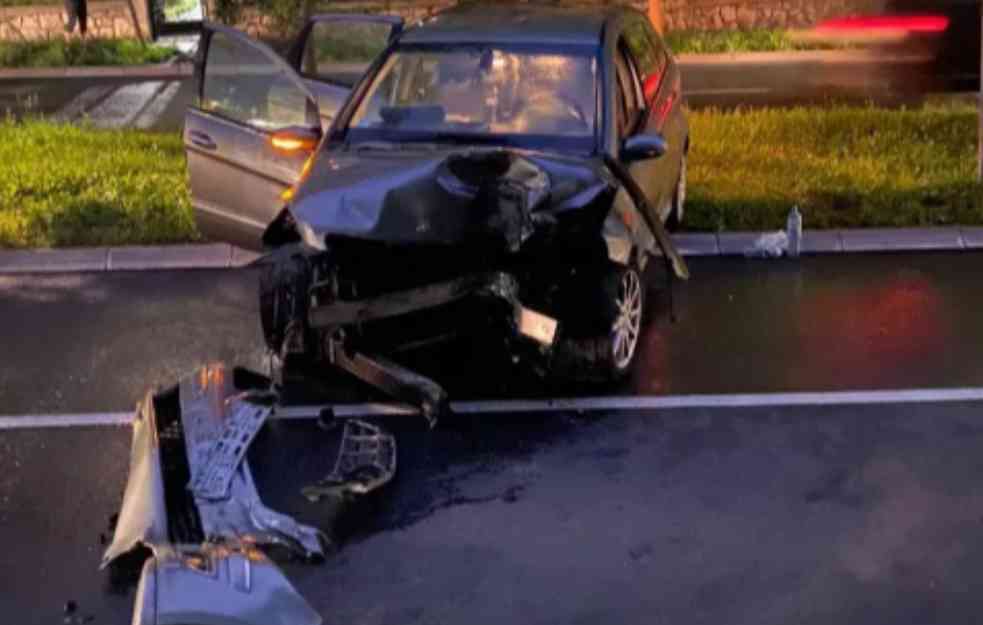 Udes na Dedinju: Auto se zakucao u drvo, dvoje dece i žena prevezni u Urgentni centar VIDEO