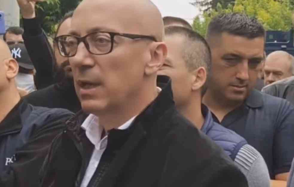 IZDAJNICI IZ SRPSKE LISTE! Srbi u Mitrovici napali Gorana Rakića! (VIDEO)