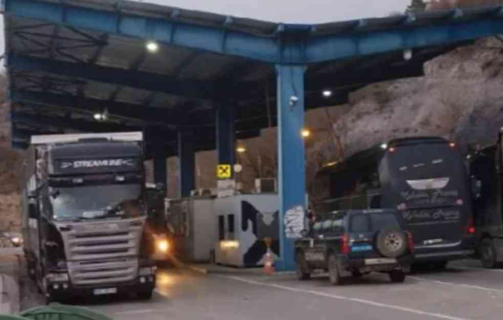 ZAUSTAVLJANJE VOZILA SA SRPSKIM TABLICAMA NA JARINJU: Nema prolaza ni za POŠTU!