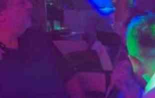 BOBA I FILIP ŽIVOJINOVIĆ U PROVODU : Pogodila ih pesma pa ZAPEVALI SA PEVAČEM (VIDEO)