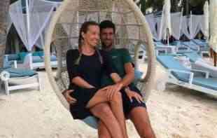 IMA LI SREĆNIJEG PARA? Novak biranim rečima čestitao rođendan <span style='color:red;'><b>Jeleni</b></span> (FOTO)