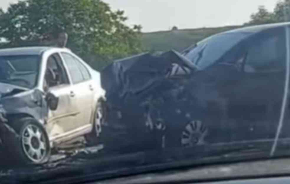 UDES KOD UMKE Smrskano dvoje kola (FOTO)
