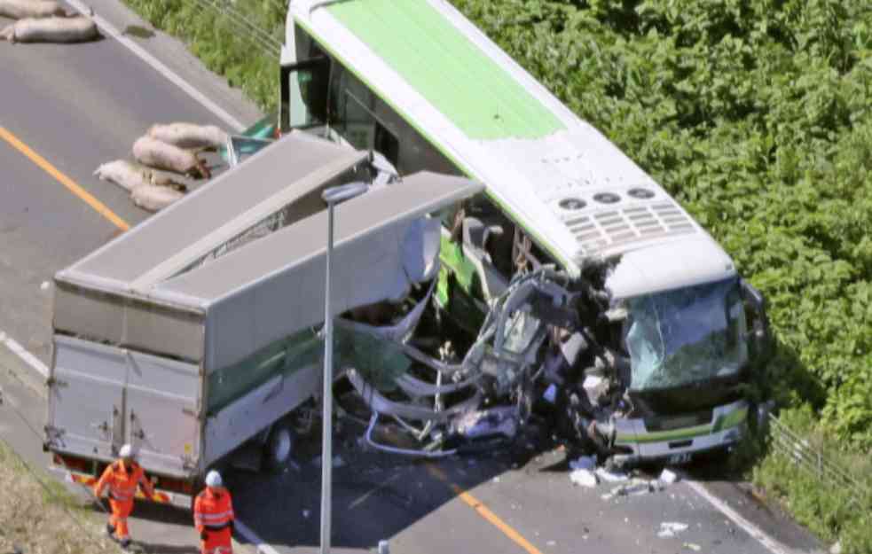 TEŽAK SUDAR AUTOBUSA I KAMIONA: Poginulo 5 osoba - put pun MRTVIH SVINJA!