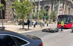 UDES U CENTRU BEOGRADA: Motor ostao da leži na ULICI! (FOTO)