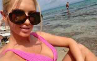 VRELA, PREVRUĆA: Srpska glumica se slikala na PLAŽI - Bujne grudi, <span style='color:red;'><b>prirodan izgled</b></span>, pohvale PLJUŠTE (VIDEO)