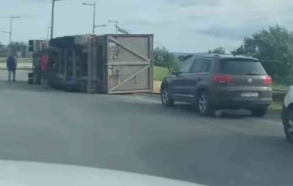 Prevrnuo se kamion kod Novog Sada (VIDEO)