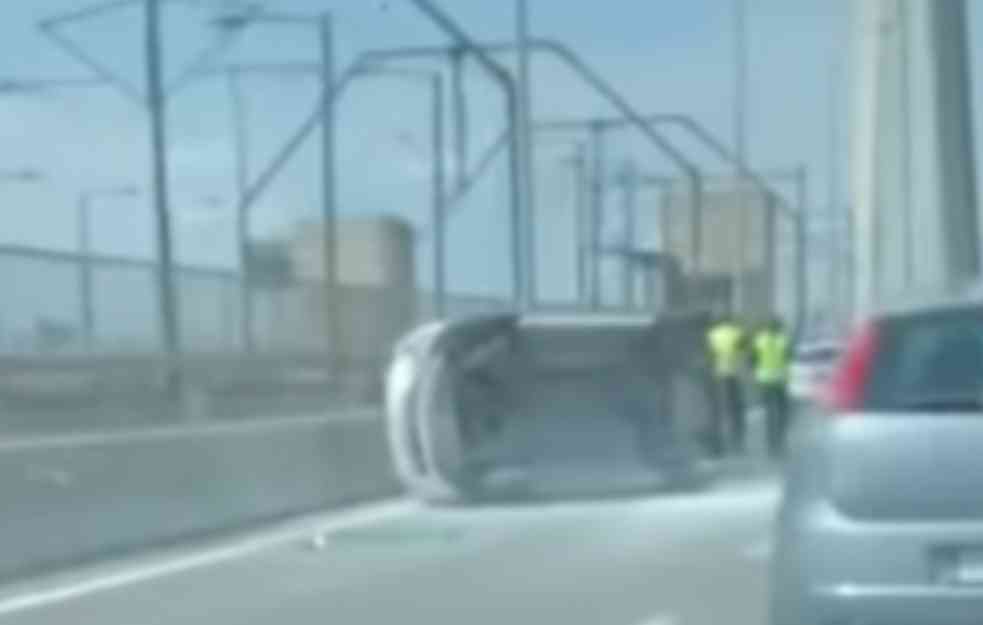 SAOBRAĆAJNA NESREĆA NA MOSTU NA ADI: Sudar dva automobila, jedan se prevrnuo na bok (VIDEO)