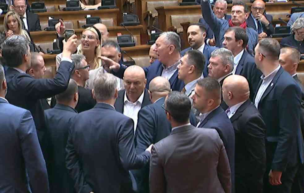 POTPUNI HAOS U SKUPŠTINI: Poslanici opozicije traže da Martinović napusti sednicu uzeli pištaljke (FOTO)
