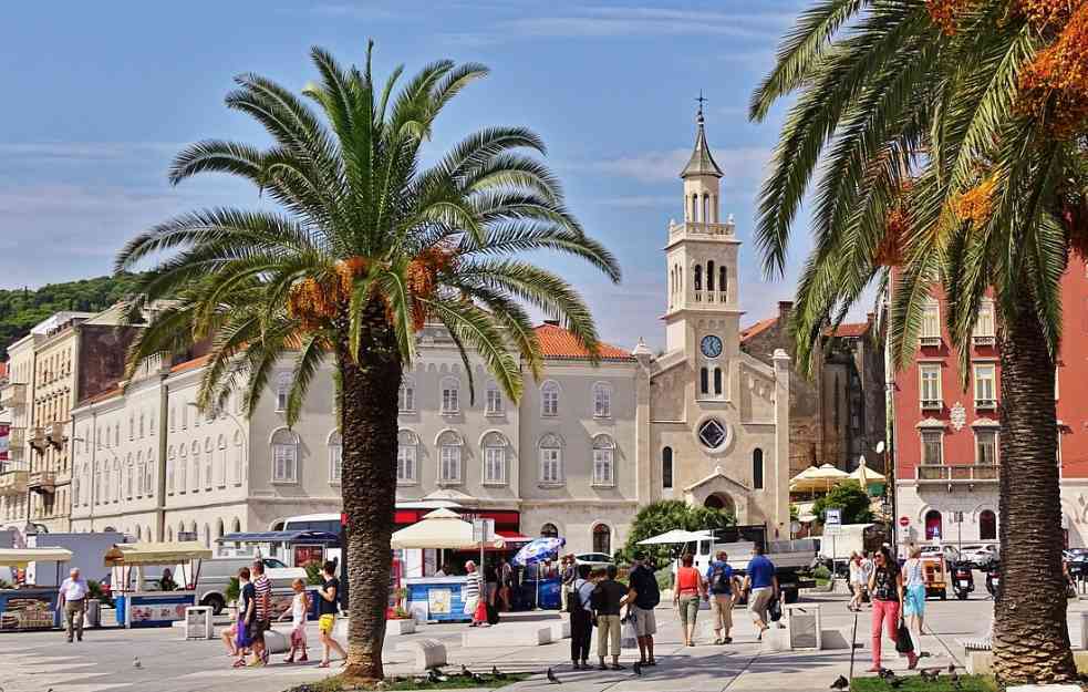 Policija po Splitu opominje turiste da obuku majice: „Kazne do 300 evra“