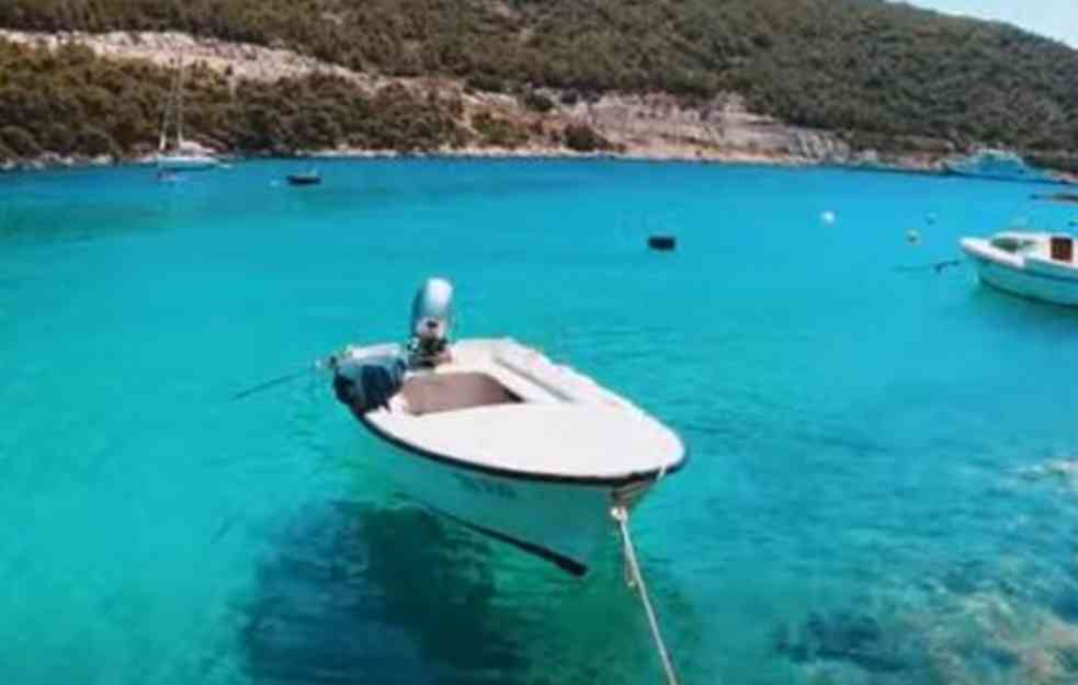 ŽENA UMRLA NA PLAŽI: Tragedija na Jadranu, deca skakala oko nje, 45 minuta niko nije sklonio telo?!