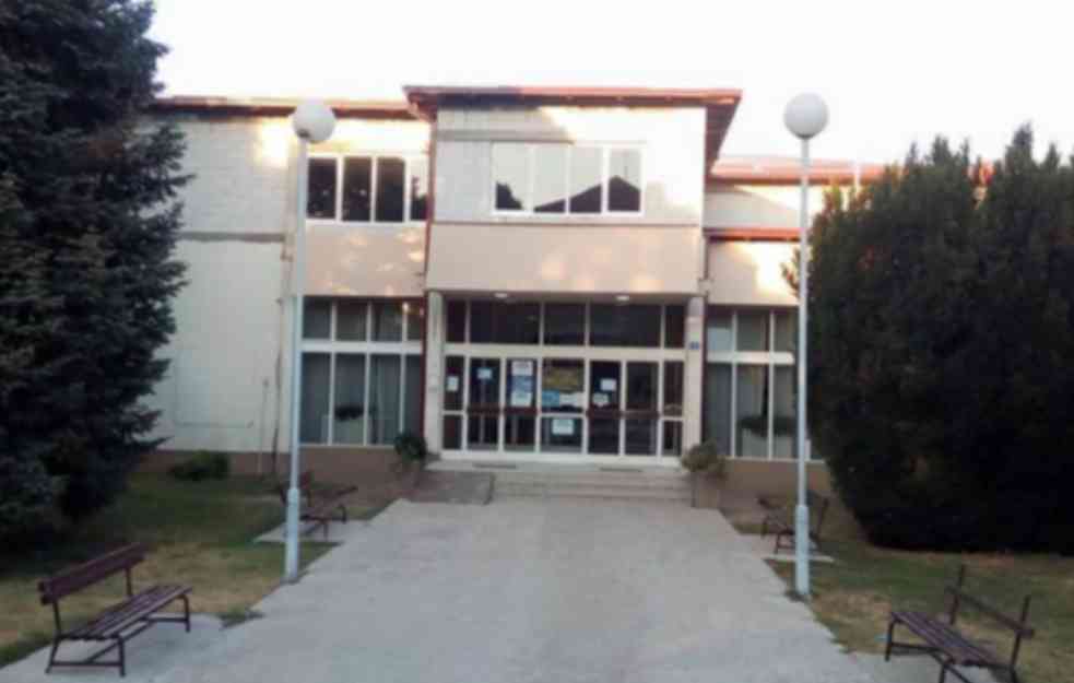 IMA SE, MOŽE SE?! BIBLIOTEKA KUPUJE AUTOMOBIL za 21.000 evra, metalik, tonirana stakla, koža…