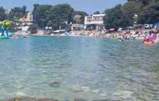 Ptica u plićaku na plaži u Banjolama napala dečaka, pokušavajući da odgrize njegovu masku za <span style='color:red;'><b>ronjenje</b></span>