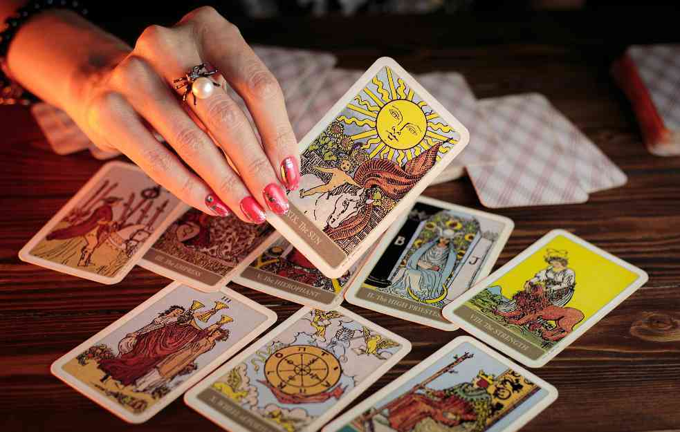 SLEDI POMRAČENJE MESECA U BIKU: Šta to znači, otkriva vaša TAROT KARTA