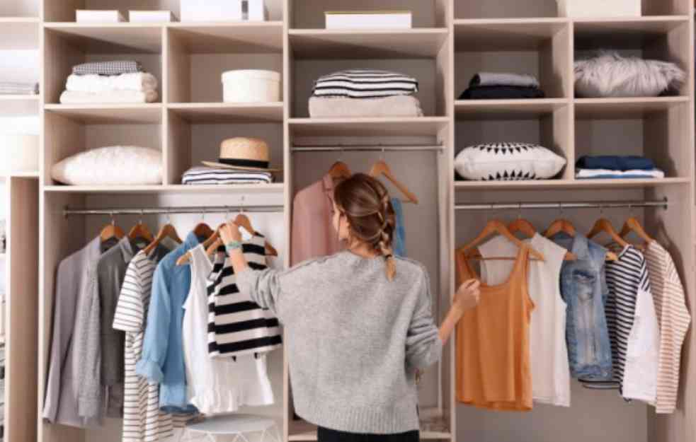 Okačite pantalone na čiviluk pravilno tako da vam se ne gužvaju