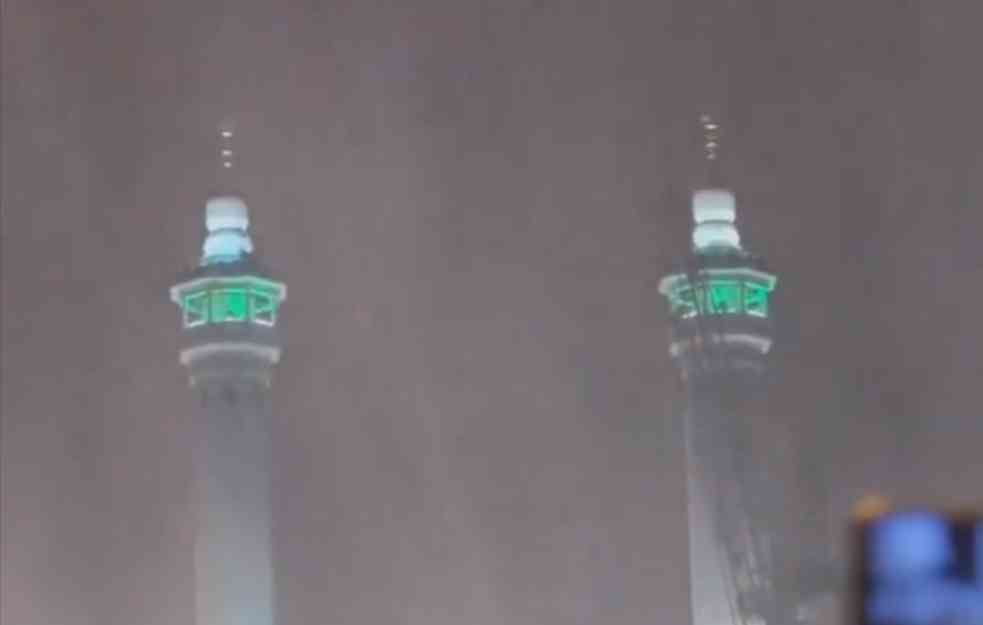 NEZAPAMĆENA OLUJA POGODILA SAUDIJSKU ARABIJU: Vetar nosio sve pred sobom, vernici se držali za kante (VIDEO)
