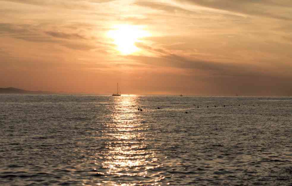 INSTITUT ZA OKEANOGRAFIJU I RIBARSTVO OBJASNIO O ČEMU SE RADI: Neobična pojava na plažama oko hrvatskog gradića