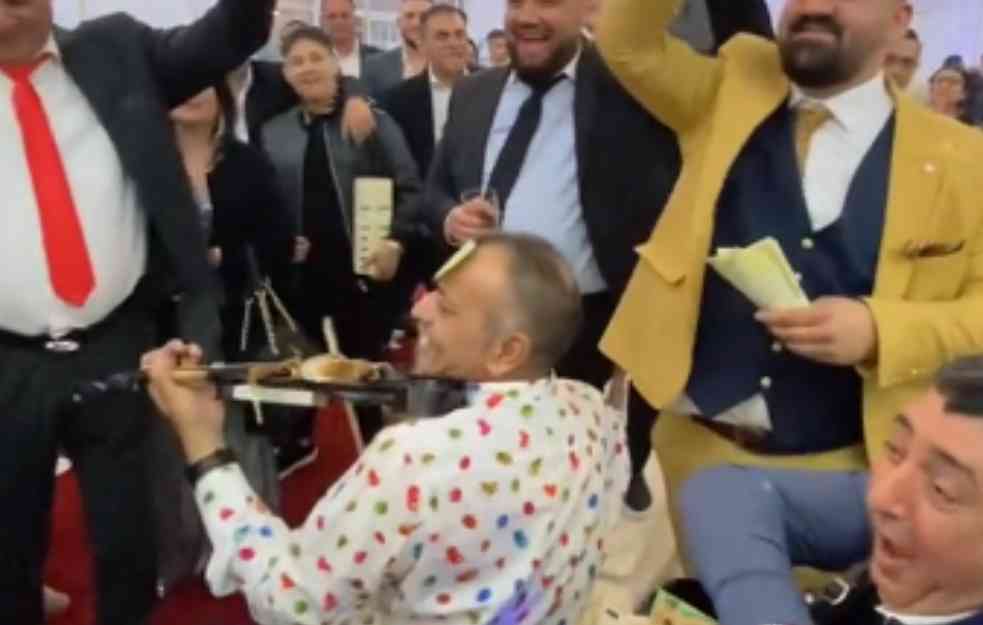 Đani i Jana mlate bakšiš: Novčanice na sve strane