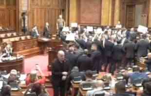 OPET BURNO U SKUPŠTINI SRBIJE: Poslanici opozicije ponovo blokiraju rad: Obezbeđenje u sali, odzvanjaju <span style='color:red;'><b>zvižduci</b></span> (VIDEO)