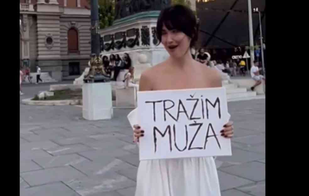 NAKON MANEKENKE IZ NJUJORKA ,TREND I U SRED BEOGRADA: Izašla u VENČANICI sa plakatom 