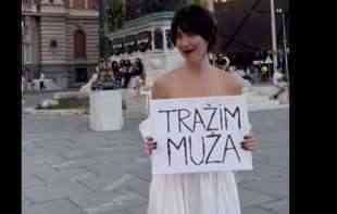NAKON <span style='color:red;'><b>MANEKENKE</b></span> IZ NJUJORKA ,TREND I U SRED BEOGRADA: Izašla u VENČANICI sa plakatom 