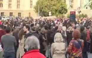 POČEO PROTEST U ORGANIZACIJI DELA OPOZICIJE: <span style='color:red;'><b>Blokiran saobraćaj</b></span> u Bulevaru
