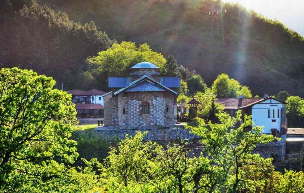 Šiptarski teror i provokacije ne prestaju: Ispred kapije Manastira Banjska nepoznata lica u snegu ispisala 
