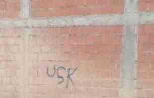 U srpskom selu Donja Budriga ispisani <span style='color:red;'><b>grafit</b></span>i „UČK“
