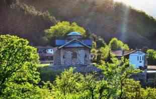 Šiptarski teror i provokacije ne prestaju: Ispred kapije Manastira <span style='color:red;'><b>Banjska</b></span> nepoznata lica u snegu ispisala 