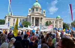 <span style='color:red;'><b>PROTEST PROSVETARA</b></span> ISPRED SKUPŠTINE: Blokiran saobraćaj na Trgu Nikole Pašiće