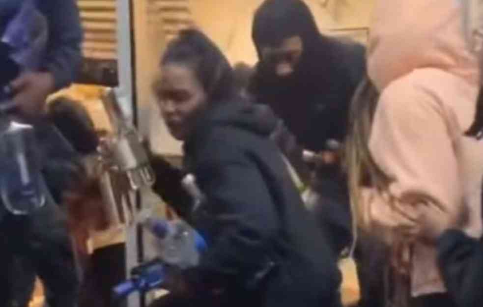 KAKAV HAOS! LJUDI MASOVNO PLJAČKALI PRODAVNICE U AMERICI: Punili kese robom i bežali (VIDEO, FOTO)